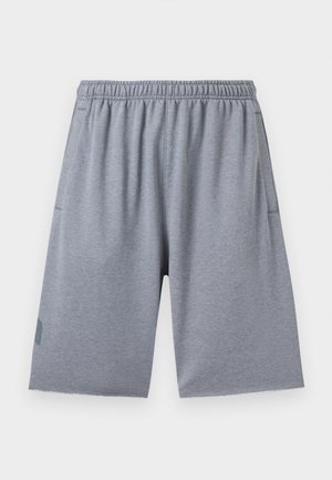 Pantalones cortos casuales de color gris claro con cintura elástica, bolsillos laterales y dobladillos de borde sin rematar, mostrados sobre un fondo claro y liso.