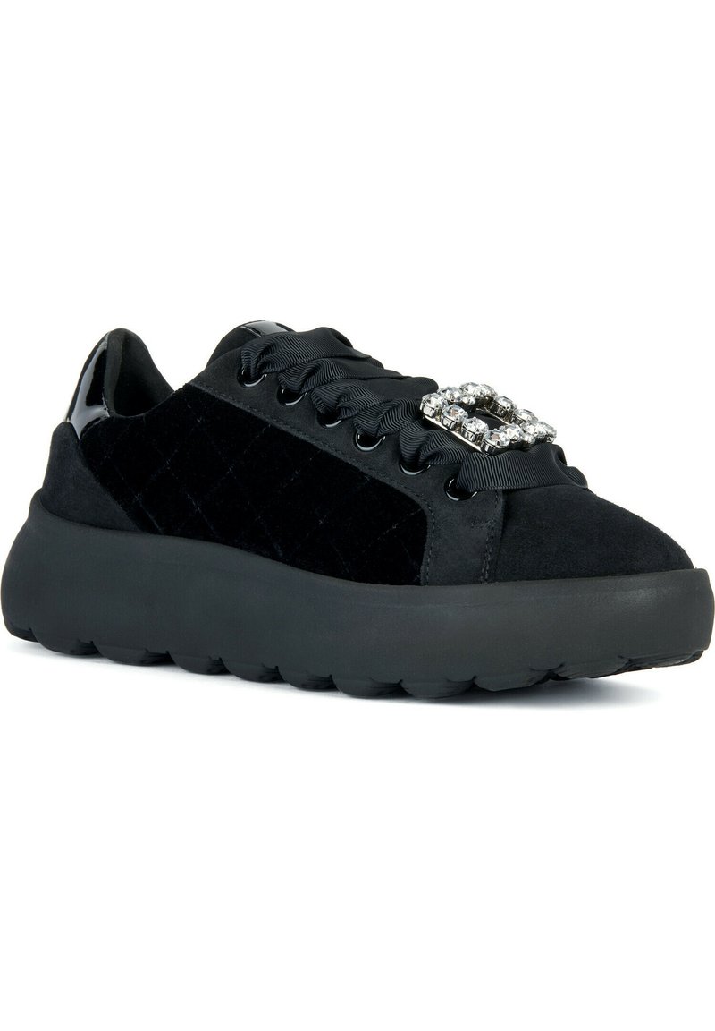 Czarne trampki z zamszową cholewką w pikowany wzór, satynowymi sznurówkami i dekoracyjną klamrą z kryształkami po boku. Gruba gumowa podeszwa.