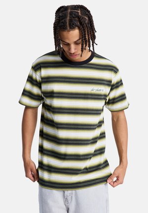 Koszulka w poziome paski w kolorach zielonym, czarnym i białym, z krótkimi rękawami oraz czarnym kołnierzykiem z subtelnym logo na przedzie.