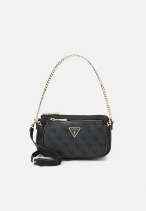 Schwarze Guess Monogramm Crossbody-Tasche mit goldener Kette als Griff, vorderer Reißverschlusstasche und verstellbarem Lederband vor weißem Hintergrund.