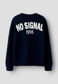 Marineblauer Pullover mit weißem "NO SIGNAL"-Schriftzug und dem Jahr "1996" auf der Rückseite. Gestrickte Textur mit geripptem Rundhalsausschnitt und Bündchen.