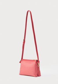 Borsa a tracolla rosa con motivo a rombi diagonali e trama testurizzata, chiusura con zip e tracolla regolabile. Finitura liscia con dettagli in metallo dorato.