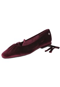 Bailarinas de terciopelo burdeos oscuro para mujer con punta cuadrada, lazos laterales, tacón bajo y detalle de logo metálico cerca del tacón.