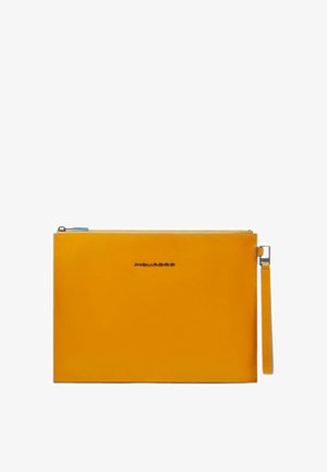 Geel leren clutch met een gladde textuur, voorzien van een bovenste rits en een afneembare polsband. Logo in zilver weergegeven aan de voorkant.