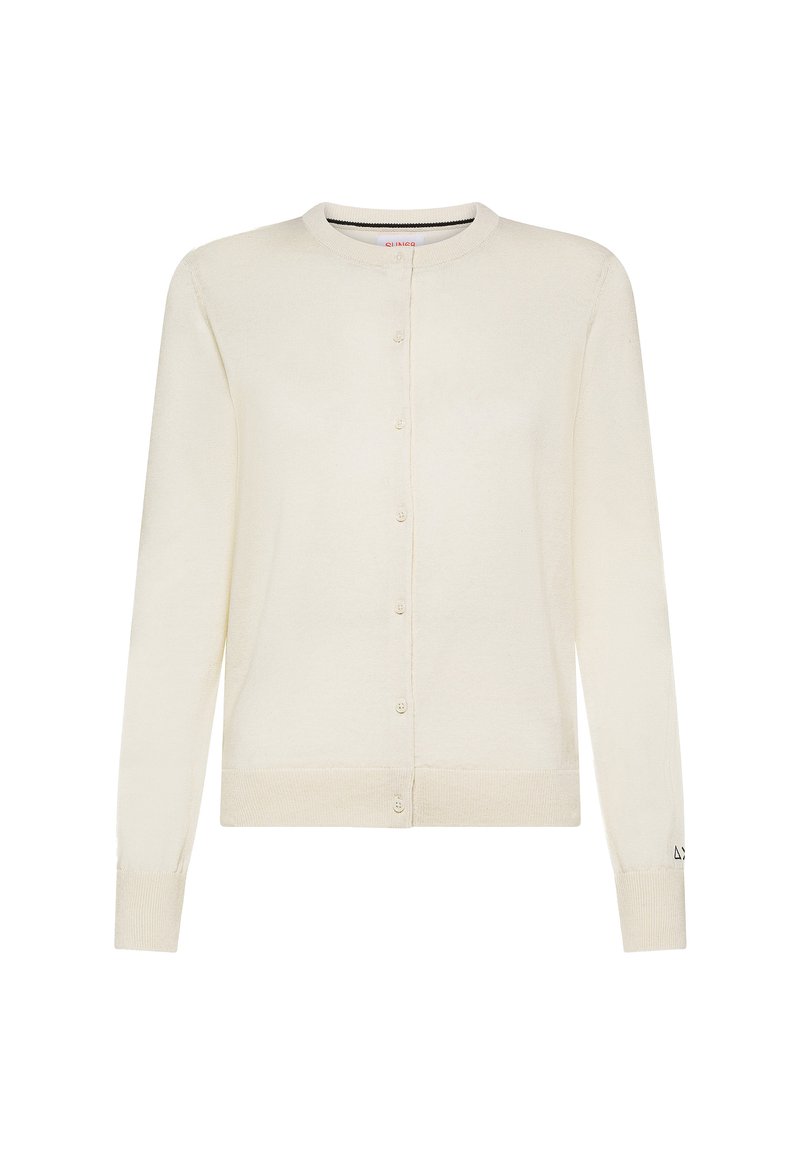 Cardigan color crema realizzato in morbido tessuto a maglia, con scollatura tonda, maniche lunghe e chiusura con bottoni sul davanti.
