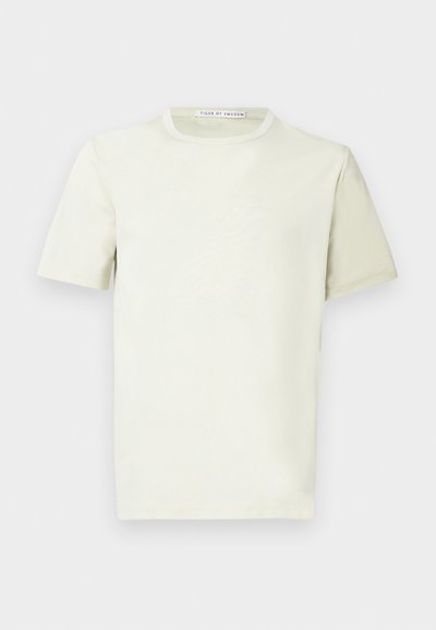 Jasnozielona koszulka z krótkim rękawem, okrągłym dekoltem i miękką teksturą. Posiada metkę na szyi z napisem "Tiger of Sweden."