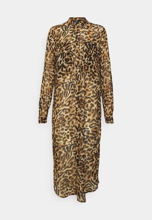 Luipaardprint shirtjurk van doorzichtig materiaal, lange mouwen, knoopsluiting aan de voorkant, twee borstzakken en een rechte pasvorm.