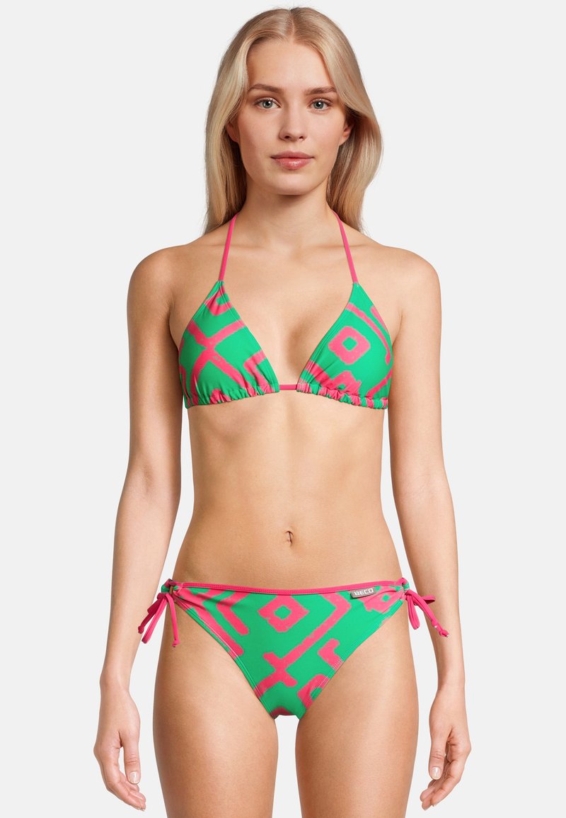 Bikini deux pièces de couleur vert vif avec des motifs géométriques roses. Le haut a des bretelles ajustables autour du cou ; le bas présente des liens sur les côtés et un ourlet contrasté.
