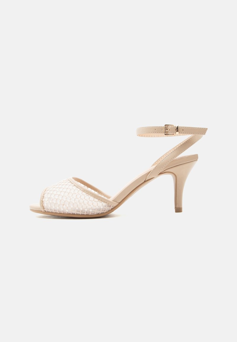Sandale beige à talon haut pour femme avec bride à la cheville, bout ouvert et détail en résille sur le dessus avant.