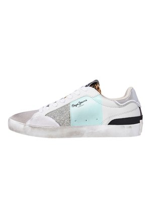 Sneaker bianchi e azzurri chiaro con accenti argentati e grigi, materiali testurizzati, lacci, design a vita bassa, con una fodera a stampa leopardata.