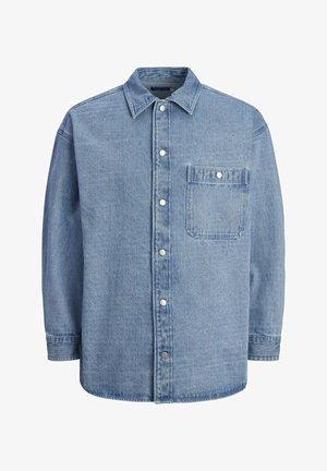 Helles blaues Denimhemd mit klassischem Kragen, durchgängiger Knopfleiste und einer einzelnen Brusttasche mit Klappe und Druckknopf.