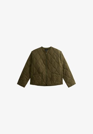 Chaqueta acolchada verde oliva con cuello redondo, cremallera frontal y dos bolsillos laterales. Presenta un diseño texturizado y acolchado para aislamiento.