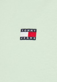 Tommy Jeans TJM REG BADGE TEE EXT - Camiseta básica - opal green