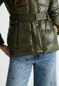 LIU JO PADDED WITH HOOD - Páperová bunda - olive