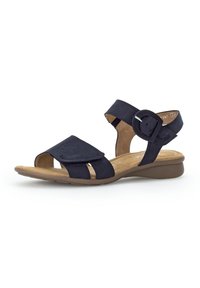 Sandalia azul marino con punta abierta, parte superior similar al ante, hebilla lateral ajustable y plantilla cómoda de color marrón. Tacón bajo y acolchado para mayor estabilidad.
