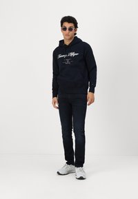 Tommy Hilfiger SCRIPT LOGO HOODY - Sweatshirt - desert sky