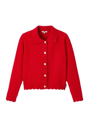 Cardigan rouge côtelé avec col, ourlet festonné et six boutons ronds. Le tissu est texturé et ajusté avec des manches longues.
