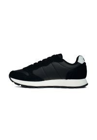 Scarpe da atletica nere con tomaia in suede e pelle, dotate di una intersuola bianca e suola esterna nera texturizzata. Design minimale con linee semplici.