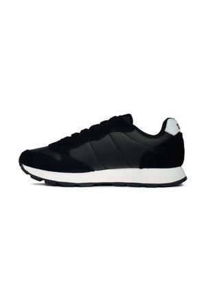 Scarpe da atletica nere con tomaia in suede e pelle, dotate di una intersuola bianca e suola esterna nera texturizzata. Design minimale con linee semplici.
