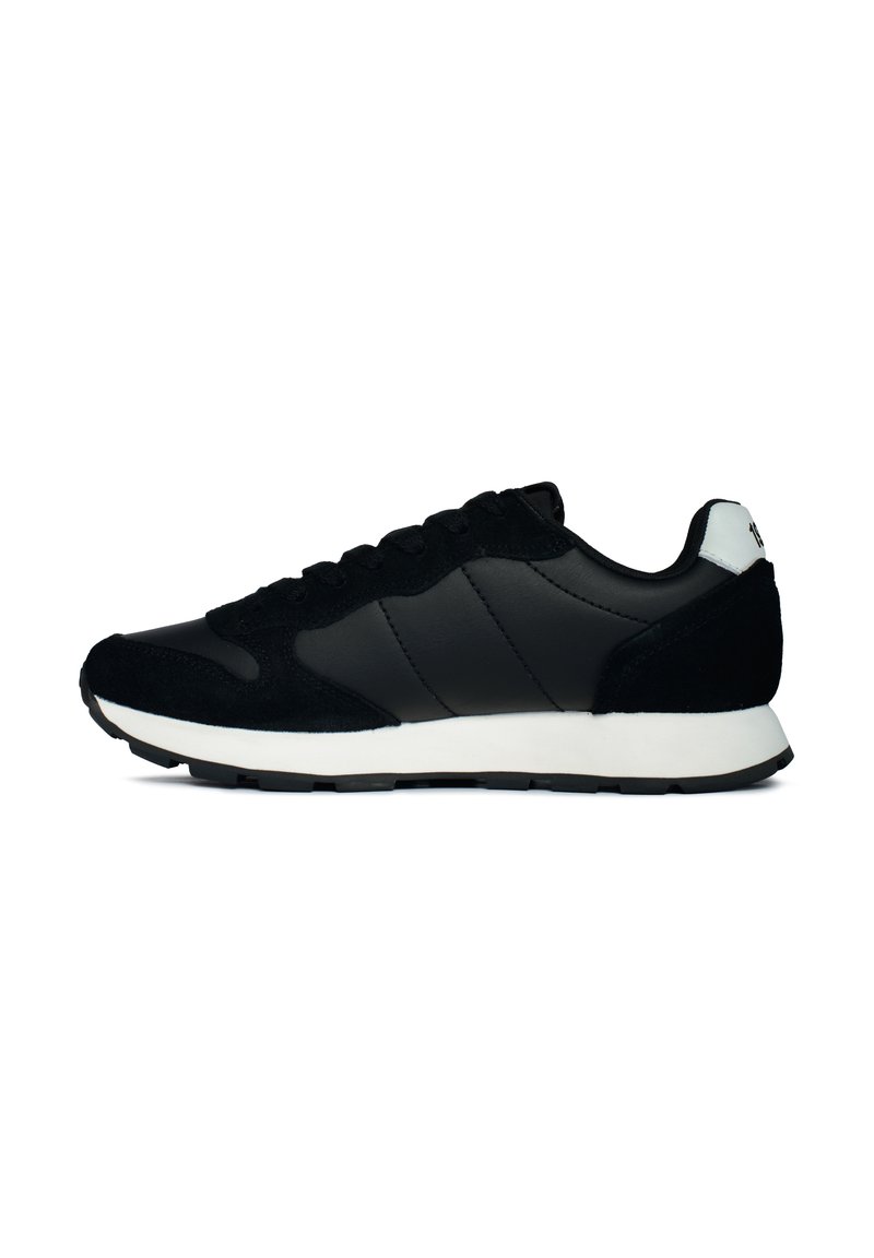 Scarpe da atletica nere con tomaia in suede e pelle, dotate di una intersuola bianca e suola esterna nera texturizzata. Design minimale con linee semplici.