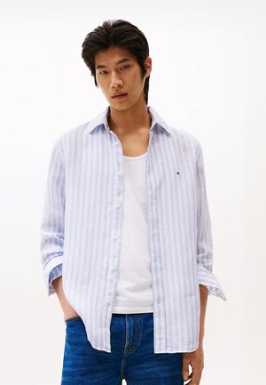 Camicia a maniche lunghe a righe blu chiaro e bianche, realizzata in tessuto morbido, con colletto abbottonato e piccolo logo sul petto.