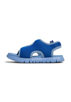 Blå sandaler med en mjuk övre i tyg som har utskärningar för ventilation, monterade på en ljusblå flexibel sula med texturerat grepp.