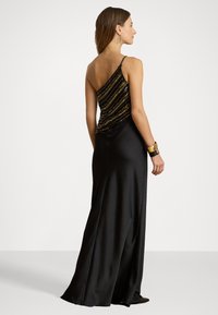 Μαύρο φόρεμα βραδινής ένδυσης με υφή, χρυσοριγέ κεντημένη κορυφή και μαλακή, ρέουσα σατινένια φούστα, με λεπτές ρυθμιζόμενες τιράντες.