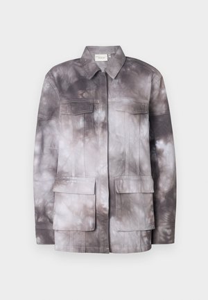 Chaqueta ligera de tie-dye en tonos de gris y crema. Presenta dos bolsillos en el pecho y un cierre frontal con cremallera. Textura suave y diseño estructurado.