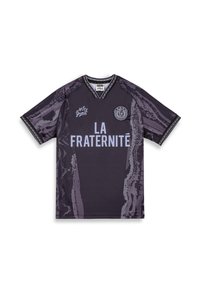 Camiseta de fútbol negra con patrón abstracto en púrpura, que presenta "LA FRATERNITÉ" en azul claro. Cuello redondo, mangas cortas y acentos texturizados.