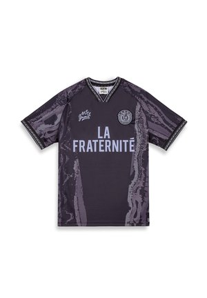 Camiseta de fútbol negra con patrón abstracto en púrpura, que presenta "LA FRATERNITÉ" en azul claro. Cuello redondo, mangas cortas y acentos texturizados.