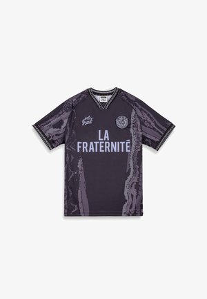 Czarna koszulka piłkarska z purpurowym abstrakcyjnym wzorem, z napisem "LA FRATERNITÉ" w jasnoniebieskim kolorze. Okrągły dekolt, krótkie rękawy i teksturowane akcenty.