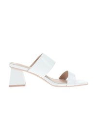 Mule sandal in pelle bianca con punta quadrata, caratterizzato da due ampie cinghie e un tacco geometrico a blocco. Texture liscia e design minimalista.