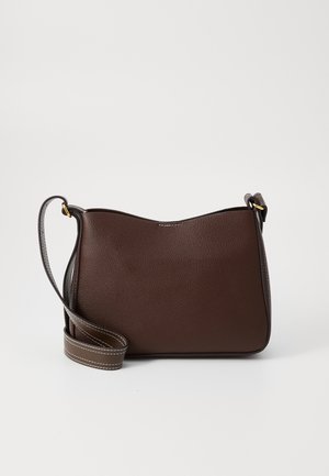 Donkerbruine leren crossbodytas met brede verstelbare band en goudkleurige beslag op een effen lichte achtergrond.