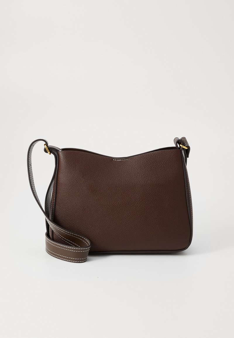 Sac bandoulière en cuir marron foncé avec une large bandoulière réglable et des finitions dorées sur un fond clair uni.