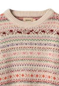 Strikket sweater har en cremefarvet base med multifarvede fair isle mønstre, herunder hjerter og geometriske former i pink, rød, grøn og lilla.