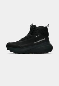 Juodos žygio botai su sintetine viršutine dalimi, Gore-Tex pamušalu, užsirišimo sistema, tekstūruotomis detalėmis ir tvirtu guminiu padu.