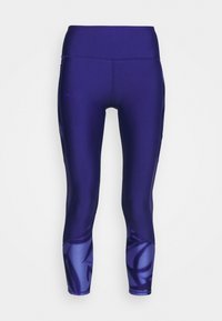 Fioletowe legginsy sportowe wykonane z gładkiego, błyszczącego materiału, z średnim stanem i podkreślonymi bocznymi panelami z delikatnym wzorem.