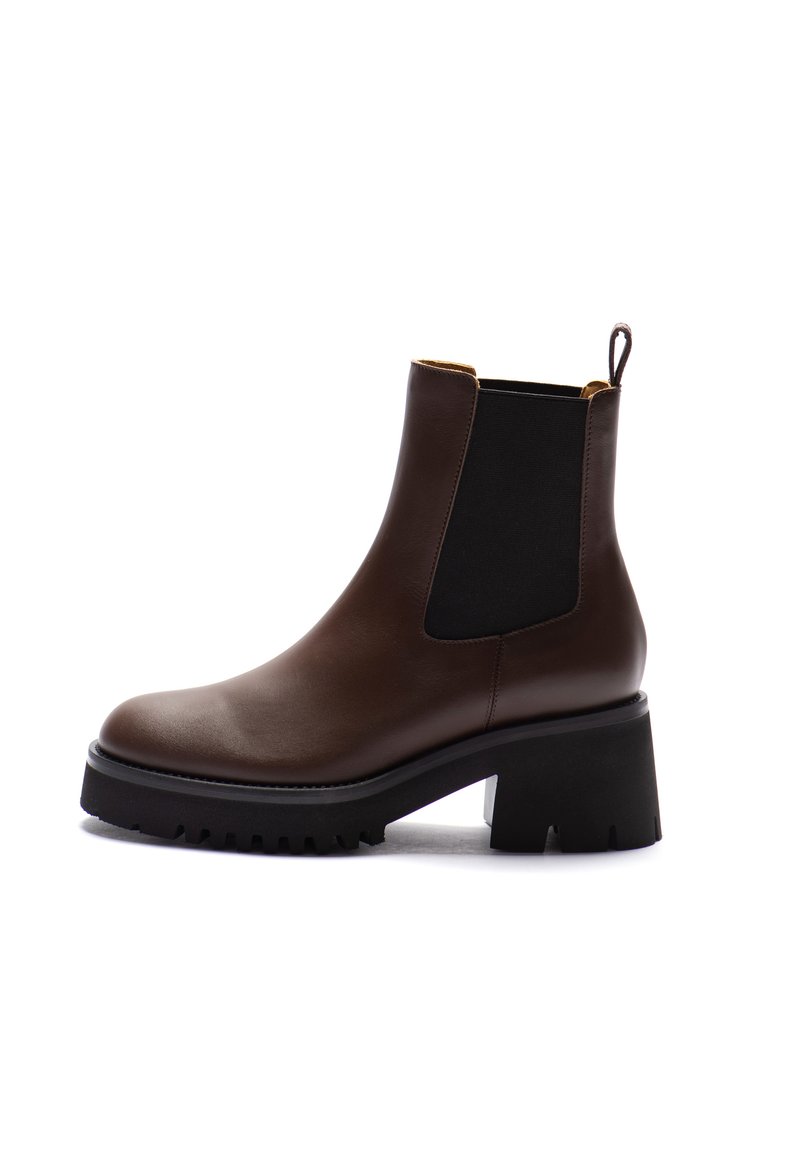 Braune Leder-Ankle-Boots mit elastischen Seitenpaneelen, strukturiertem Sohle und klobigem schwarzen Absatz. Verfügt über ein elegantes Design und eine Zuglasche.
