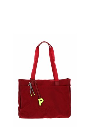 Sac fourre-tout en tissu rouge avec deux longues poignées, une fermeture éclair et une étiquette jaune décorative avec un « P ». Présente un motif texturé subtil.