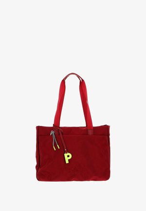 Sac fourre-tout en tissu rouge avec deux longues poignées, une fermeture éclair et une étiquette jaune décorative avec un « P ». Présente un motif texturé subtil.