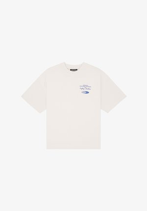 T-shirt bianca a maniche corte con scollo tondo con piccolo testo e logo blu sul lato sinistro del petto.