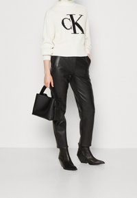 Calvin Klein Jeans Stickad tröja - off-white