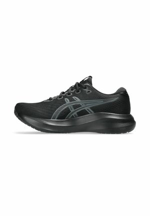 Zwarte lage hardloopschoenen met een bovenwerk van mesh, vetersluiting en dikke, gevoerde zool, getoond in een rechter zijprofiel.