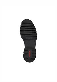 Semelle de chaussure en caoutchouc noir avec un motif de gomme comprenant des rainures horizontales et verticales, et un logo central rouge.