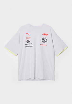 Szara koszulka z krótkim rękawem i okrągłym dekoltem. Ma nadrukowane czerwone logo oraz tekst, z fluorescencyjnymi żółtymi akcentami na rękawach.