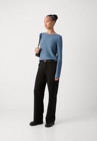 Marc O'Polo LONGSLEEVE BOAT NECK - Strickpullover - hazy blue