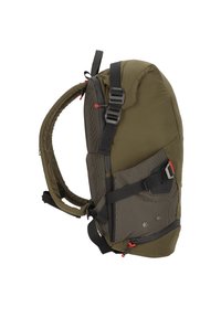 Zaino verde oliva con pannello laterale in rete, spallacci regolabili e dettagli rossi. Caratterizzato da una forma aerodinamica e tessuto resistente.