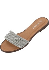 Sandal con perline argentate da indossare, con suola piatta marrone chiaro e soletta testurizzata, caratterizzata da quattro cinturini sovrapposti con una finitura liscia.