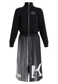 Schwarze Jacke mit Reißverschluss und hohem Kragen, kombiniert mit einem plissierten schwarz-weißen Rock mit grafischem Design und elastischem Bund.