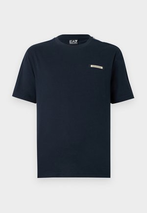 Tricou cu mânecă scurtă, de culoare bleumarin, din bumbac, cu decolteu rotund și o mică etichetă cu brand pe piept. Design simplu, uni.